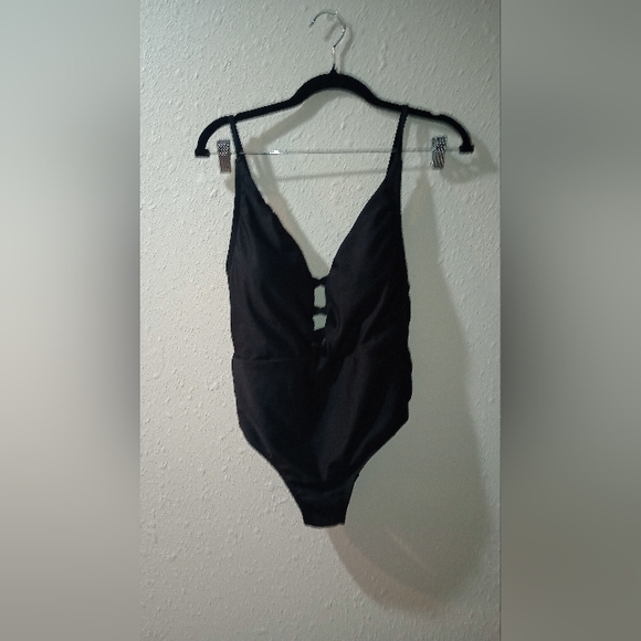 JESSICA SIMPSON - Black Swimsuit - Picture 2 of 3